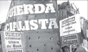 Banderas de Izquierda Socialista acompa�ando la marcha del pasado jueves 6, desde el Obelisco a la embajada de Colombia, convocada por las v�ctimas colombianas del terrorismo de estado de Uribe.