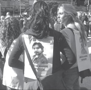 La foto de Carlos es llevada como estand�rte de lucha en miles de manifestantes en todo el pa�s 