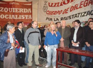 Acto-conferencia  en la estaci�n  Once, lunes 5,  anunciando la  salida del tren  de este jueves.  Rub�n �Pollo�  Sobrero hace  uso de la palabra  en nombre de  los cuerpos de  delegados  ferroviarios,  acompa�ado  de dirigentes  pol�ticos y  sindicales.