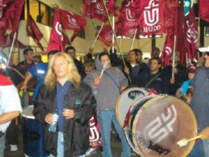 Rub�n Sobrero encabezando la columna ferroviaria al ingresar a la estaci�n de Once