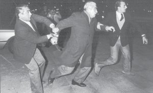 Men�ndez desafiando, cuchillo en mano, a quienes a�os atr�s lo escrachaban repudiando su accionar genocida.