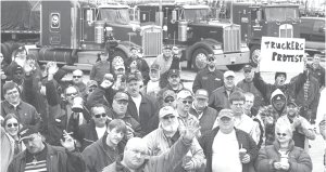 Camioneros cortan las rutas europeas en protesta por el aumento del gasoil