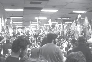 Cientos de estudiantes, en medio del plenario que resolvi� un plan de lucha para enfrentar las politicas antieducativas que impulsa el gobierno.