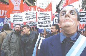 Cabecera de la marcha de la izquierda al Obelisco, de este mi�rcoles 18, de la cual Izquierda Socialista fue convocante, en apoyo a los peque�os productores y en denuncia de la nueva trampa que se prepara en el Congreso.