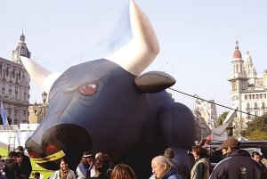 Toro inflable frente al Congreso, representando a los peque�os productores. Para que triunfen, hay que reclamar retenciones diferenciadas, nacionalizaci�n del comercio exterior y reforma agraria.