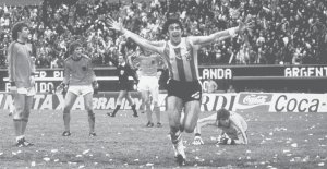 Mario Kempes haci�ndole un gol a los holandeses en la final