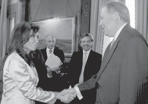 Cristina saludando al enviado de Bush. �No era que hab�a que combatir a los golpistas?