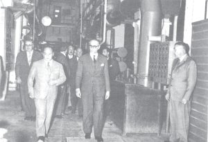 El presidente Frondizi (en el centro de la foto) en una destiler�a en Comodoro Rivadavia en 1959