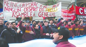 Trabajadores del neum�tico en protesta frente al Ministerio de Trabajo