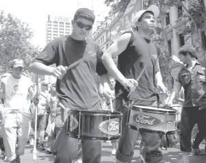 Trabajadores de la f�brica de autom�viles FORD en la marcha del SMATA, lunes 10, Capital.