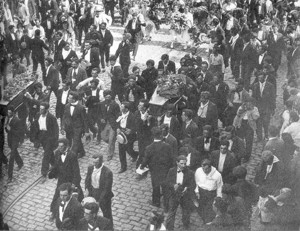 El d�a despu�s. Acompa�a el funeral de los obreros ca�dos una huelga general