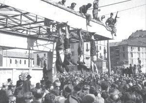 Abril 1945. Los cuerpos colgadosde Mussolini, su amante y otros fascistas, exhibidos en Mil�n en una estaci�n de servicio. 