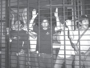 Obreros reclamando desde el interior de la f�brica