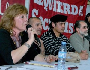 La diputada Olivero, junto a otros luchadores, en el Encuentro Sindical realizado el pasado 12/9 en la facultad de Filosof�a, donde se resolvi� impulsar la campa�a nacional por la prohibici�n de los despidos
