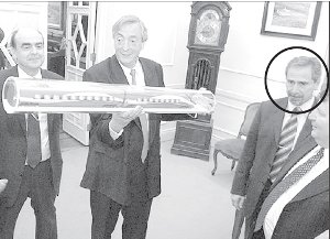 Kirchner junto a Jaime, mostrando la maqueta del Tren Bala. �Se acuerda?