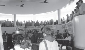 Vecinos de Lomas en la sesi�n del Consejo Deliberante donde se aprob� la prohibici�n del Glifosato