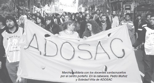 Marcha solidaria con los docentes santacruce�os por el centro porte�o. En la cabecera, Pedro Mu�oz y Soledad Vitta de ADOSAC