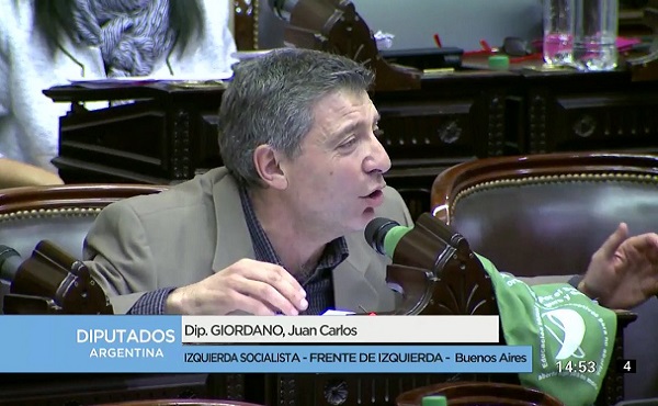 Juan Carlos Giordano, Diputado Nacional de Izquierda Socialista en el Frente de Izquierda, votó a favor de la ley y la atribuyó a la lucha de los familiares de las víctimas.