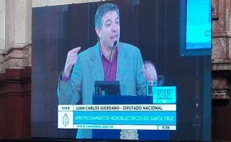Juan Carlos Giordano, Diputado Nacional de Izquierda Socialista en el Frente de Izquierda y candidato a renovar su banca por la provincia de Buenos Aires, fue el único diputado nacional que participó en la audiencia pública en el Senado Nacional y se manifestó en contra de la construcción de las mismas.