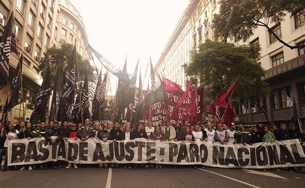 Marchamos de Congreso a Plaza de Mayo contra el ajuste de Macri y los gobernadore y la tregua de la CGT que le deja pasar este ajuste.