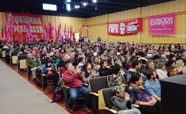 Izquierda Socialista, uno de los tres partidos nacionales que forman el Frente de Izquierda, realizó hoy un acto a sala llena a 100 años de la Revolución Rusa junto a sus organizaciones hermanas de varios países.