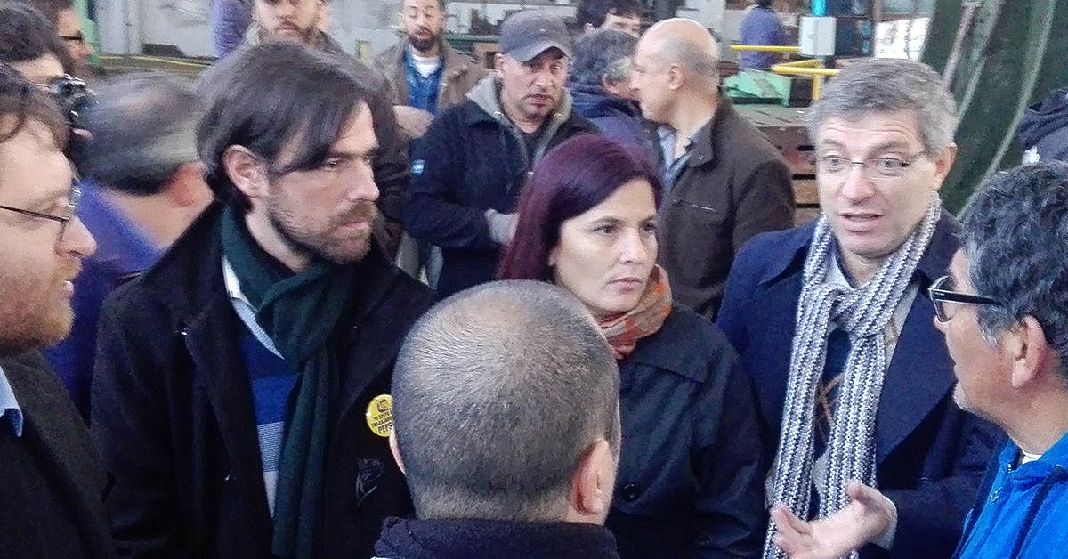 Juan Carlos Giordano y Nicolás del Caño conversan con trabajadores del astillero