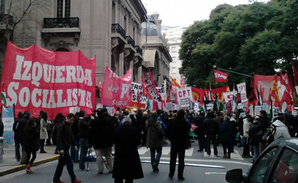 Miles de personas se dieron cita junto al Comité Argentino en apoyo al Pueblo Palestino en el día de la fecha frente a la Cancillería Argentina exigiendo la ruptura de relaciones con Israel y el tratado de Libre Comercio firmado por el Mercosur-Israel.