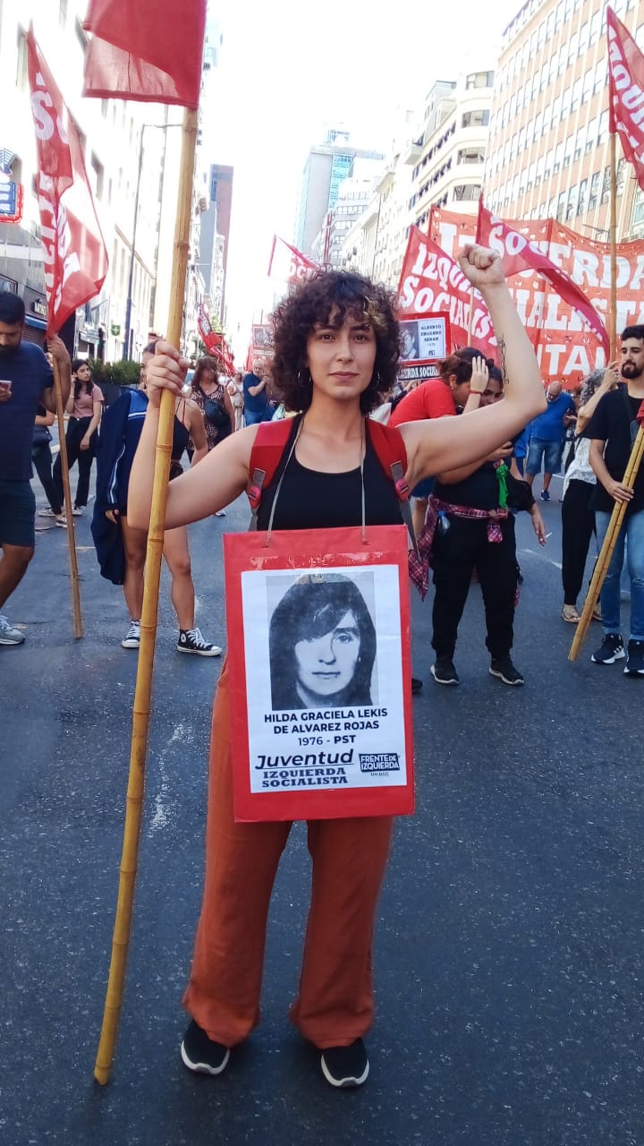 Jorgelina de la Juventud de Izquierda Socialista de la facultad de Ciencias Exactas, en la marcha del 24 de marzo, con la pancarta por Hilda.