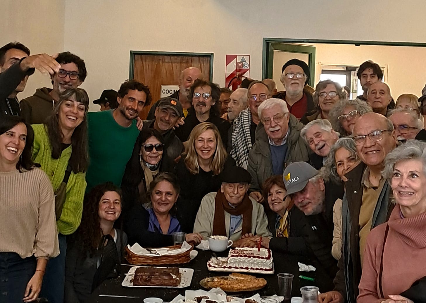 Ricardo Napuri en su cumpleaños, a su derecha arriba, Myrian Bregman, a su izquierda Miguel Sorans y Reinaldo Saccone, entre otras y otros.