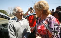 Olivero junto a Pérez Esquivel apoyando el acampe en Malvinas