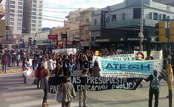 Continua la heroica huelga de docentes en Chubut