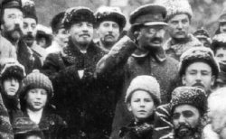 León Trotsky (centro) junto a Lenin: los máximos dirigentes de la revolución rusa de 1917