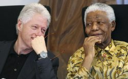 De la lucha contra el apartheid al acuerdo con el imperialismo. Al la derecha Mandela con Clinton (ex presidente de los Estados Unidos)