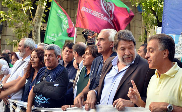Néstor Pitrola dialogando con Lozano en la cabecera de la marcha del 12/3 de la CTA Micheli