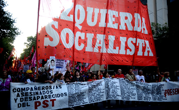 Cabecera de la columna de Izquierda Socialista portando una bandera con todos los nombres de nuestros  compañeros asesinados y desaparecidos del PST
