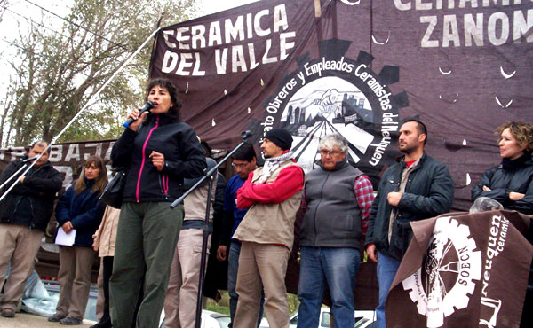 1º de Mayo en las puertas de la Cerámica Neuquén en solidaridad con los 140 trabajadores que llevan más de un mes de lucha defendiendo sus puestos de trabajo.