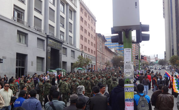 En Bolivia se vivió una inédita huelga de suboficiales de las Fuerzas Armadas, con masivas manifestaciones callejeras y apoyo de sectores populares.