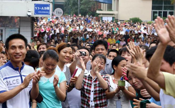 Obreras y obreros chinos en lucha por salario desafiando a la dictadura del PC