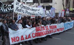 El pasado jueves 24 tuvo lugar una marcha convocada por el Encuentro Memoria, Verdad y Justicia contra la criminalización de la protesta,