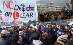 Los despedidos de Lear siguen reclamando. Arriba, jornada de protesta exigiendo el reingreso frente a la planta, lunes 19 de enero