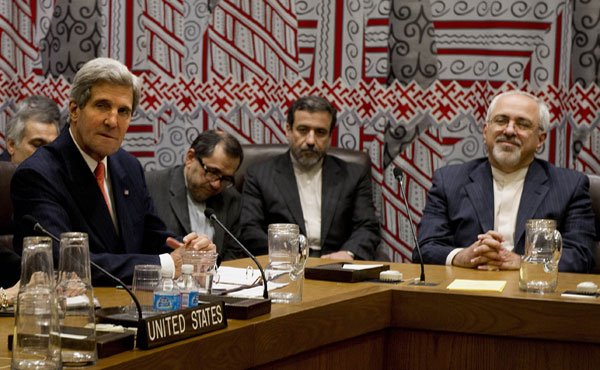 El Secretario de Estado de EEUU, John Kerry, negociando con el canciller y otros funcionarios de Irán. Cristina Kirchner cambió al compás del giro político norteamericano.