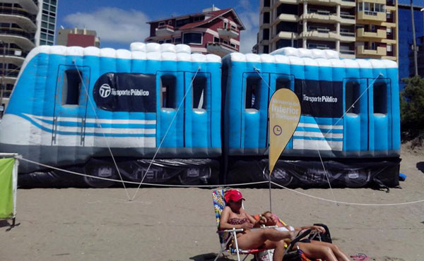 Los trenes inflables de Randazzo se están mostrando en distintas playas para difundir la “gestión del ministro”. Un verdadero disparate que utiliza para su campaña electoral.