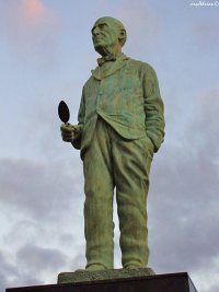 Quinquela, espátula en mano, en su estatua al borde del Riachuelo
