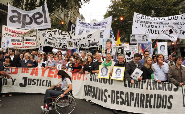 Cabecera de la marcha a Plaza de Mayo del Encuentro Memoria, Verdad y Justicia