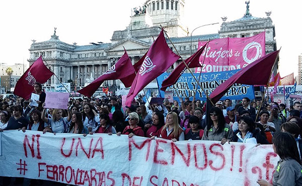 Mujeres de Izquierda Socialista junto a trabajadoras ferroviarias contra los femicidios