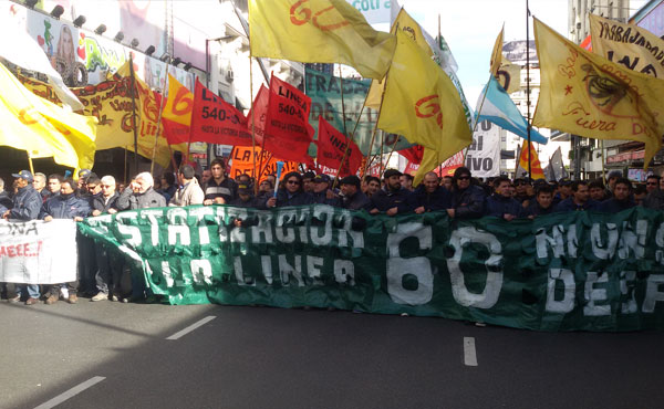 Vista  de la importante marcha de los choferes desde  el Obelisco al Ministerio de Trabajo