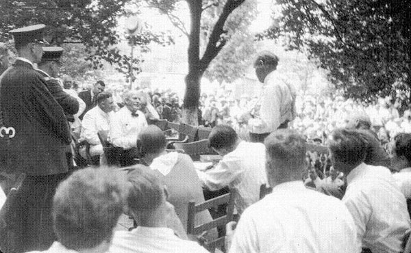 A la derecha, de pie, el defensor Darrow interroga a Bryan, sentado a la izquierda. Por el intenso calor el juez autorizó a los funcionarios a quitarse el saco. 