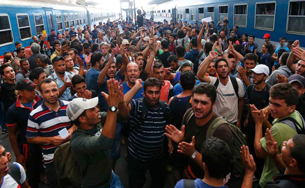 Los refugiados lograron imponer su traslado en los trenes y que se abrieran las fronteras