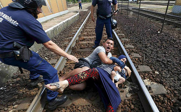 Un matrimonio sirio con su hijo se arrojaron a las vias en Budapest, logrando así que los trenes salieran hacia Alemania