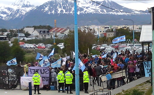 Concentración en Ushuaia exigiendo el cese de la persecución